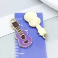 Lila Emaille Gitarrenanhänger aus Legierung für DIY Musikinstrumenten Schmuck - Musikinstrument Gitarre (19468) / 1 Stück (23x10mm) / Lila