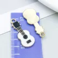 Anhänger in Gitarrenform aus Emaille und Legierung für DIY-Schmuck in Weiß und Schwarz - Musikinstrument Gitarre (19469) / 1 Stück (23x10mm) / Schwarz Weiß