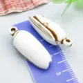 Paire de breloques en acrylique coquillage marron et blanc pour bijoux DIY à la main - Conque Marine (27373) / 1 Pièce (28x11mm) / Blanc
