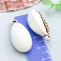 Pendentifs en imitation de coquillage cauris en acrylique marron et blanc pour bijoux DIY - Conque Marine (27375) / 1 Pièce (32x17mm) / Blanc