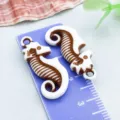 Pendentifs hippocampe en acrylique marron et blanc pour la fabrication de bijoux DIY - Hippocampe Marin (27376) / 1 Pièce (27x12mm) / Marron