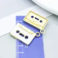 Vintage-Kassettenanhänger aus Legierung für DIY-Schmuckherstellung in Gold und Weiß - Musik-Kassette (27222) / 1 Stück (14x19mm) / Weiß