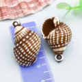Pendentifs en forme de coquillage en acrylique marron et blanc pour bijoux DIY avec règle - Conque Marine (27379) / 1 pièce (31x20 mm) / Brun et Blanc