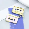 Retro-Legierungs-Kassettenanhänger für DIY-Schmuckherstellung in den Farben Rosa und Gold - Musikkassette (27223) / 1 Stück (14x19mm) / Rosa