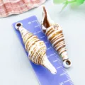 Pendentifs coquillages en acrylique rayés marron et blanc avec deux trous pour bijoux DIY - Conque Marine (27381) / 1 Pièce (49x14mm) / Brun et Blanc