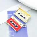 Roter Emaille-Kassettenanhänger aus Goldlegierung für DIY-Schmuckherstellung, Retro - Musik-Kassette (27224) / 1 Stück (14x19mm) / Rot