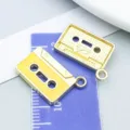 Retro-Kassetten-Anhänger aus Legierung für DIY-Schmuckherstellung in Gelb und Gold - Musik-Kassette (27225) / 1 Stück (14x19mm) / Gelb