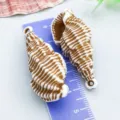 Pendentif coquillage en acrylique rayé marron et blanc pour la création de bijoux DIY - Conque Marine (27383) / 1 Pièce (45x20mm) / Brun et Blanc