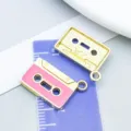 Retro-Kassetten-Anhänger aus Legierung in Rosa Emaille und Gold für DIY-Schmuck - Musikband (27226) / 1 Stück (14x19mm) / Rosenrosa