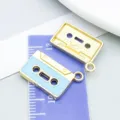 Retro-Kassettenanhänger aus Legierung in Gold und Hellblau für DIY-Schmuckherstellung - Musikband (27228) / 1 Stück (14x19mm) / Seeblau