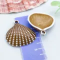 Pendentifs en acrylique en forme de coquillages marron et blanc pour bijoux DIY - Grand Coquillage (27387) / 1 Pièce (26x27mm) / Marron