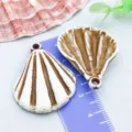 Pendentif coquillage en acrylique marron et blanc pour la création de bijoux DIY à la main - Coquillage Océan (27390) / 1 Pièce (38x30mm) / Brun et Blanc