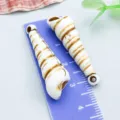 Pendentifs en acrylique en forme de coquillage pour la création de bijoux de DIY - Petite Conque (27395) / 1 Pièce (37x10mm) / Marron