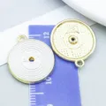 Weiß-goldener Anhänger aus Legierung mit Rockmusik-Motiv für DIY-Schmuckherstellung - Runde Schallplatte (27235) / 1 Stück/Packung (22x19mm) / Weiß
