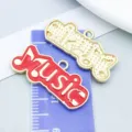 Roter Emaille-Musik-Anhänger aus Legierung mit „MUSIC“-Schriftzug für DIY-Schmuck - MUSIC Buchstabenplatte (27237) / 1 Stück (14*28mm) / Rot