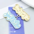 Hellblauer Emaille-'MUSIC'-Anhänger mit Kopfhörersymbol für DIY-Schmuckherstellung - MUSIC Buchstabenplatte (27238) / 1 Stück (14*28mm) / Seeblau