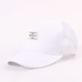 Nahaufnahme der weißen Mesh-Baseballkappe mit gesticktem Aufnäher und atmungsaktivem Design. - Verstellbar / Weiß