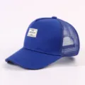 Blaues Mesh-Trucker-Cap mit Frontaufnäher, stilvolle lässige Baseballkappe Outdoor. - Verstellbar / Saphirblau