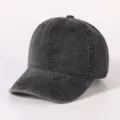 Gewaschene Baseballkappe Detailansicht, Vintage schwarze Baumwollmütze Nahaufnahme Textur. - Verstellbar / Schwarz