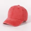 Detailansicht der roten Waschung Baseballkappe, klassisches Sechs-Panel-Design mit gebogenem Schirm. - Verstellbar / Rot