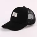 Schwarze Mesh-Trucker-Cap mit stylischem Brooklyn-Stoffaufnäher, atmungsaktive Baseballkappe. - Verstellbar / Schwarz