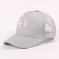 Detailansicht des grauen Trucker-Hat Patches vorne, zeigt die feine Textur und Naht. - Verstellbar / Grau