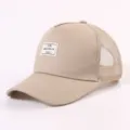 Beige Trucker Baseballkappe mit Aufnäher, atmungsaktives Mesh, lässiger gebogener Schirm. - Verstellbar / Khaki