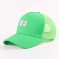 Grüne Trucker Baseballcap Detailansicht mit atmungsaktivem Mesh-Rücken und Front-Stoffaufnäher. - Verstellbar / Fluoreszierendes Grün