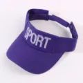 Chapeau visière de sport violet sans haut avec broderie de lettres blanches pour la course. - Réglable / Violet