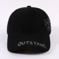 Schwarze Baseballkappe mit weißer Graffiti-Text-Beschriftung an der Krempe lässige Mütze. - M (55-60cm) / Schwarz