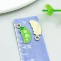 Ciondolo vegetale a baccello di pisello in smalto verde per gioielli fai da te con retro dorato - Pisello (27960)