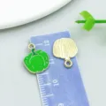Ciondolo a forma di verdura in smalto verde con retro dorato per creazione di gioielli fai da te - Peperone (27961)