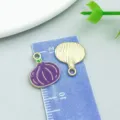 Ciondolo smaltato a forma di verdura viola per creazione di gioielli fai-da-te - Cipolla (27962)