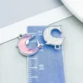 Elegante colgante delfín luna plateado con incrustación de cristal púrpura para joyería DIY - Delfín (28151) / 1 Pieza (15*13mm) / Púrpura