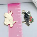 Pendentif corbeau en émail noir avec lune et fleurs mesuré sur une règle graduée rose - Corbeau en Émail avec Fleurs (16643) / 1 Pièce (17*20mm) / Noir