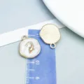 Elegante colgante de delfín blanco perlato con acabado oro KC para la creación de joyería artesanal - 海洋海豚吊坠(28020) / 1 Pieza (19x15mm) / 珠光白配KC金