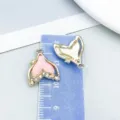 Colgante de medusa y cola de delfín de aleación de oro KC para joyería DIY en regla - Cola de Pez con Strass Irisado (28117) / 1 Pieza (17*14mm) / Oro KC / Rosa Claro