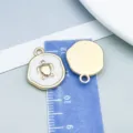 Colgante de tortuga en esmalte blanco perlado dorado para joyería artesanal DIY - 海洋海龟吊坠(28021) / 1 Pieza (19x15mm) / 珠光白配KC金