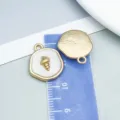 Ciondolo a conchiglia in oro smalto bianco perla per creazione di gioielli DIY su righello. - 海洋海螺吊坠-样式1(28022)