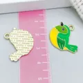 Pendentif oiseau en émail coloré pour bijoux DIY, vues recto-verso avec échelle - Souimanga (27947)
