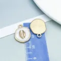 Ciondolo a conchiglia bianco perlato con placcatura in oro KC per la creazione di gioielli DIY - 海洋海螺吊坠-样式2(28024)