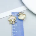 Colgante de medusa de oro KC con vidrio iridiscente para bisutería hecha a mano - Medusa Irisada (28136) / 1 Pieza/Paquete (19*15mm) / Oro KC / Blanco