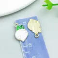 Simpatico ciondolo a forma di ravanello bianco in smalto per creazione gioielli fai da te - Ravanello Bianco (27972)