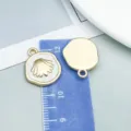 Ciondolo a conchiglia in smalto bianco perla con finitura in oro KC per creazione di gioielli DIY. - 海洋贝壳吊坠-样式2(28026)