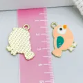 Pendentif en alliage d'émail d'oiseau de dessin animé en pêche et vert pour bijoux DIY - Mésange à Longue Queue (27951)