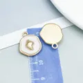 Ciondolo a conchiglia in smalto bianco perlato dorato per la creazione di gioielli fai da te - 海洋海螺吊坠-样式3(28027)