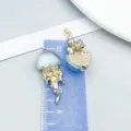 Colgantes de medusa detallados en aleación de oro KC con vidrio azul para joyería DIY - Medusa con Purpurina Fina (28156) / 1 Pieza/Paquete (27*12mm) / Oro KC / Azul