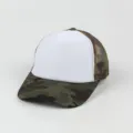 Camouflage Trucker Cap mit weißer Frontpartie und atmungsaktivem Netz für den Sommer. - Verstellbar / Weiß und Camouflage