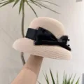 Chapeau bob en paille beige avec ruban noir et nœud en filet, chapeau de soleil élégant. - Rose