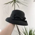Chapeau seau en paille noire avec nœud en filet, protection solaire élégante. - Noir
